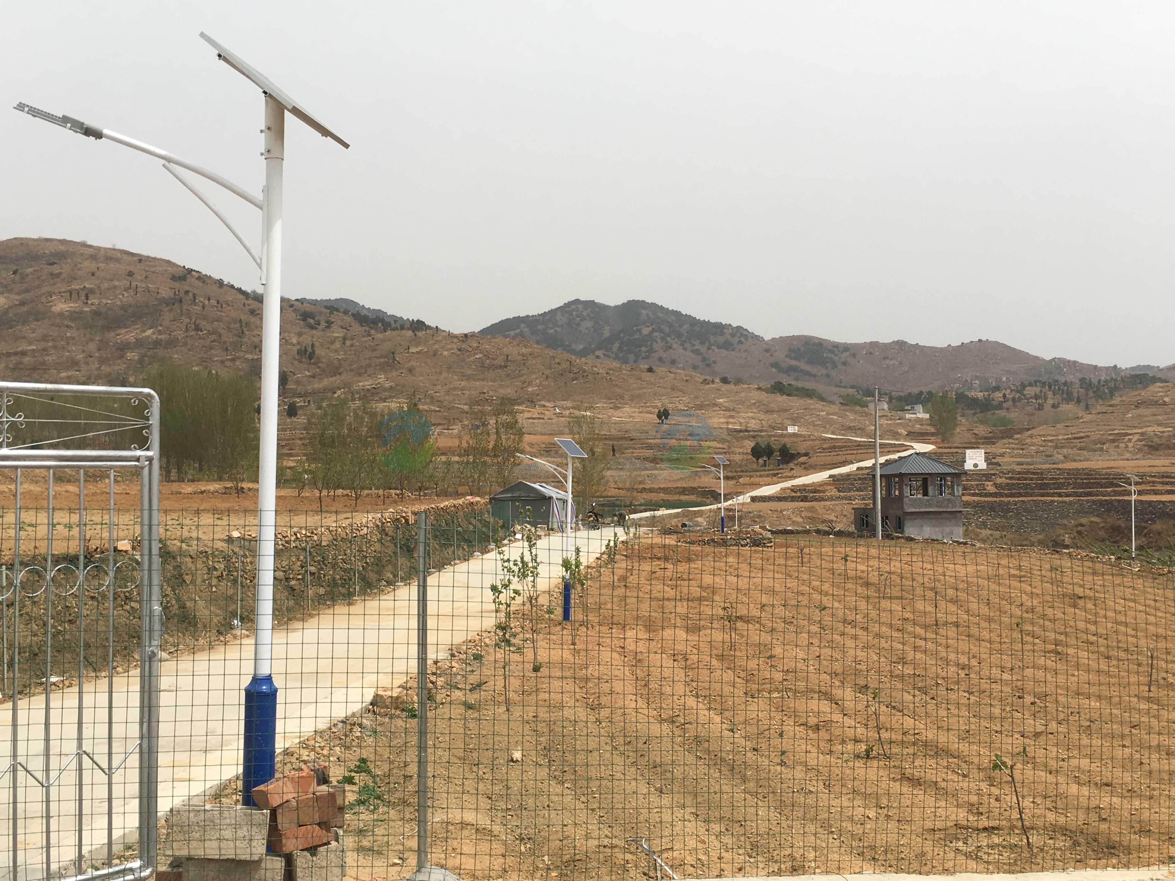 山東龍延太陽(yáng)能路燈高桿燈